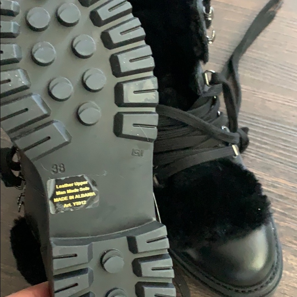 Beautiful trendy NWT black leather boots with fur - Picture 4 of 5
